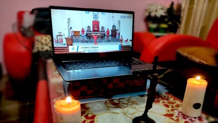 Menonton Penabur di TV